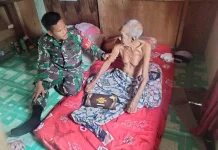 Babinsa Kadur Jenguk Warga Sakit