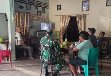 Babinsa Koramil 06/Serasan Nobar Piala Dunia 2026 Bersama Warga