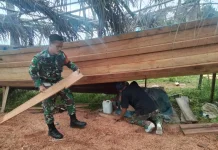 Babinsa Bantu Perbaiki Pompong Warga