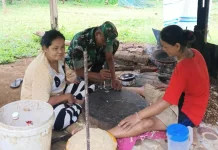 Babinsa Sabang Barat Komsos Bersama Pelaku UMKM Kerupuk Emping
