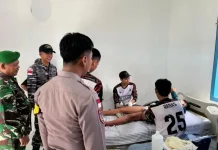 Babinsa Sedanau Hadiri  Sunatan Massal di Puskesmas