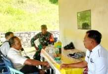 Babinsa Harapan Jaya Gelar Komsos dengan Perangkat Desa