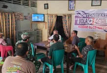 Babinsa Nobar  Piala Dunia Bersama Warga Kampung Pelimpak
