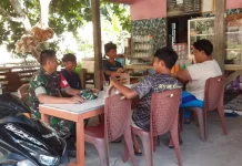 Babinsa Air Kumpai Rutin Laksanakan Komsos Bersama Warga Desa Binaan