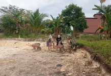 Gelar Komsos, Babinsa Air Lengit Ingatkan Warga Waspadai Cuaca Ekstrem