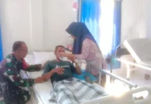 Wujud Kepedulian kepada Masyarakat, Babinsa Sertu Chaniago Jenguk Warga Sakit