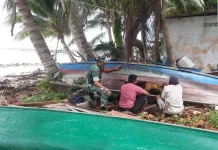 Babinsa Suak Midai Komsos Bersama Warga Nelayan