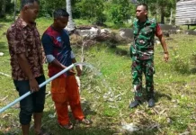 Babinsa Limau Manis Jaga Program Air Bersih Bersama Warga