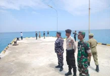 Personel Koramil 05/Midai Turut Sambut Kunjungan BI ke Pulau Midai