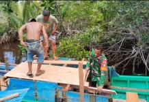 Babinsa Air Mali Bantu Warga Perbaiki Pompong