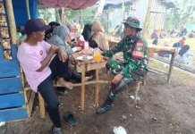 Pererat Hubungan dengan Warga, Babinsa Kelanga Intensifkan Komsos