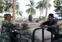 Babinsa Batu Belanak Dampingi Warga Membangun Rumah, Pererat Silaturahmi
