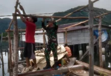 Babinsa Serasan Bantu Warga Bangun Pondok Genset