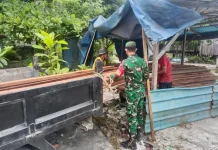 Babinsa Bantu Warga Bongkar Muatan Kayu Sekaligus Perkuat Komsos