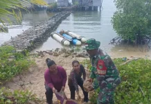Babinsa Desa Serantas  Bantu Warga Angkat Batu