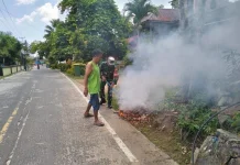 Babinsa Bersama Warga Gotong Royong Bersihkan Kampung Batu Ampar