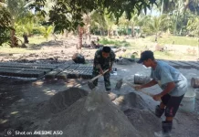 Babinsa Pulau Panjang Bantu Warga Cetak Batako untuk KDKMP