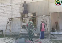 Pererat Kebersamaan, Babinsa Batu Belanak Dampingi Warga Bangun Rumah