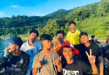 Remaja Natuna Menikmati Sore di Pelabuhan Nyet-Nyet