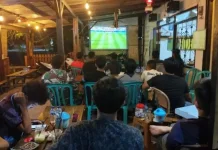 Babinsa Koramil 01/Ranai Nobar Piala Dunia Bersama Warga