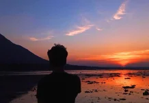 Pemuda Natuna Mengabadikan Keindahan Sunset di Pantai Air Merah Sepempang