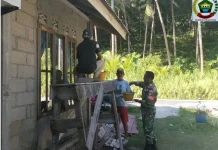 Babinsa Koramil Midai Goro Bantu Warga Bangun Rumah di Batu Belanak