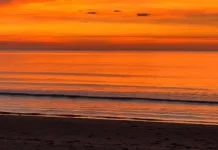 Pesona Sunset di Pantai Indah Teluk Labuh Ranai