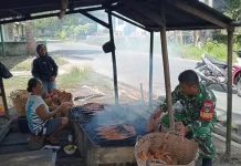 Sertu Jimson Pangaribuan Melaksanakan Komsos Bersama Warga Binaan di Desa Selaut