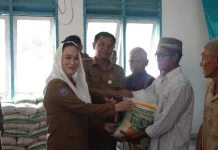 Bupati Natuna  Cen Sui Lan. Salurkan Beras di Sedanau