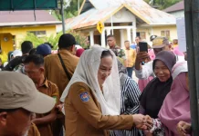 Bupati Natuna  Cen Sui Lan Bawa Pasar Murah dan Layanan Kesehatan ke Sedanau
