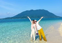 Momen Wisatawan Mengabadikan Spot Terindah di Pulau Senoa