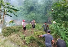 Aparat TNI dan Polri Bersama Warga Goro Bersihkan Pinggiran Sungai