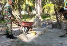 Babinsa Batu Belanak Turun Tangan Bantu Aktifitas Warga
