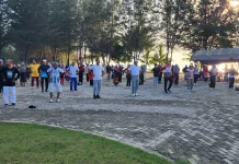 Warga Padati Pantai Piwang Hadiri HUT ke-7 Batu Hitam