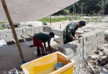 Babinsa Pulau Panjang Bantu Warga Produksi Batako untuk KDMP