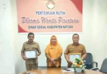 Dinas Sosial Natuna Berikan Penghargaan Prestasi Kinerja kepada  Pegawai