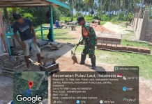 Babinsa Bantu Pekerja Cetak Batako Pembangunan Koperasi Merah Putih