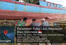Babinsa Bantu Perbaiki Pompong Warga