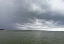 Langit Mendung Pekat Selimuti Ranai