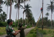 Babinsa Bantu Pasang Lampu Jalan