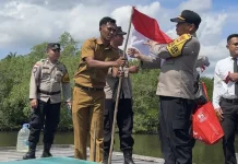Polsek Bunguran Timur Bagikan 81 Bendera Merah Putih Sambut HUT Ke-81 RI