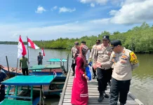 Polsek Bunguran Timur Salurkan Sembako untuk Warga Kampung Nelayan Sebala