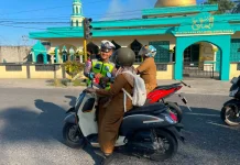 Semarak HUT RI, Satlantas Natuna Bagikan 200 Bendera Merah Putih