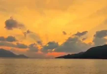 Harmoni Warna Senja yang Memikat di Selat Lampa