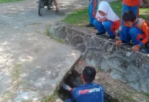 Damkar Natuna Tangani Drainase Tersumbat di Ranai Darat
