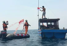 Basarnas Natuna Kibarkan Merah Putih Keliling Pulau Bunguran