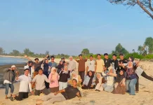 Keseruan Mahasiswa UGM dan Pemuda Limau Manis Kemping di Pantai