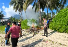 Gerakan Langit Biru, Polri dan Warga Bersihkan Pantai Teluk Selahang