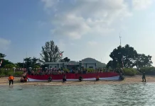 Merah Putih Membentang 20 Meter di Pulau Laut