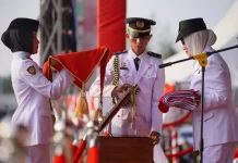 Upacara Penurunan Bendera HUT ke-81 RI di Pantai Piwang Berlangsung Khidmat